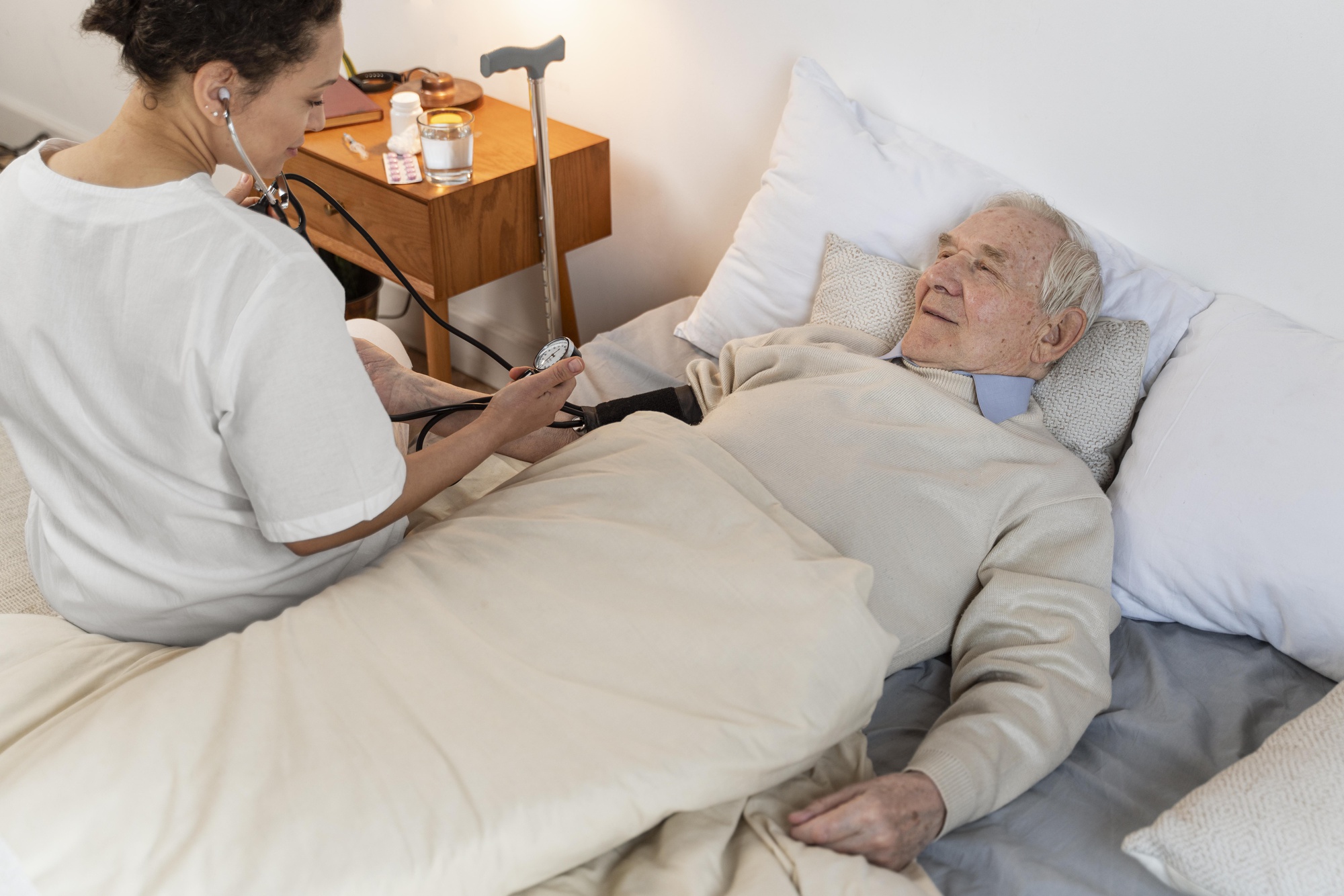 Opieka hospicyjna i paliatywna oferują wsparcie pacjentom w trudnych chwilach.