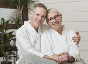 Seniorzy korzystający z zabiegów rehabilitacyjnych i kulturalnych dzięki zniżkom z Ogólnopolskiej Karty Seniora.